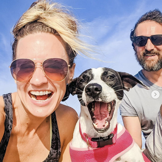 Una pareja de viajeros adopta a una perra en México …