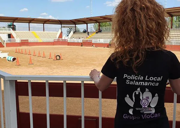 VioCan: perros de terapia adiestrados por la Policía Local de Salamanca ayudan a víctimas de violencia de género