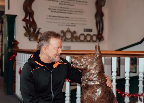 Netflix y Ricky Gervais rinden homenaje a las estrellas perrunas a través de la estatua de Anti, de After Life