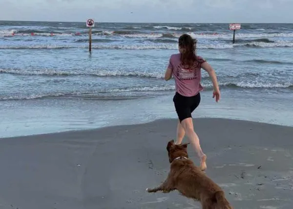 La reunión de la astronauta Christina Koch con su perra tras volver de la luna... ¡¡la reunión (más feliz)!!
