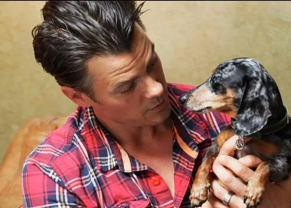 Josh Duhamel, Kristen Bell y más celebridades comparten sus historias de adopciones perrunas