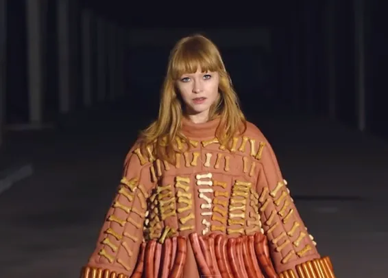 Atracción animal: Lucy Rose apuesta por la moda más sostenible, ejem, comestible