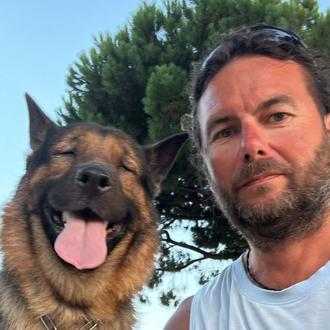 Marley, el perro ciego abandonado que, tras ser adoptado, ha …