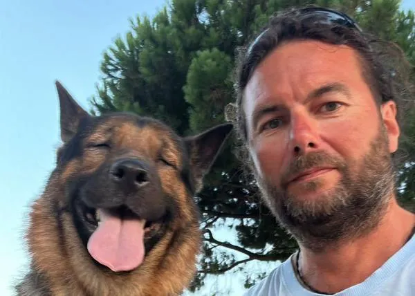 Marley, el perro ciego abandonado que, tras ser adoptado, ha alcanzado la fama y aprende a buscar personas desaparecidas