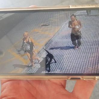 Roban a un perro que estaba atado frente a un …