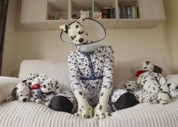 El hombre cachorro: el universo de los humanos que eligen actuar como perros