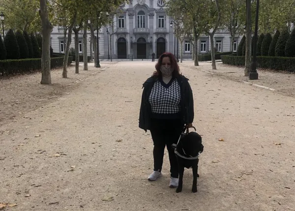 Iberia deja en tierra a una mujer que iba a viajar a Londres con su perra guía