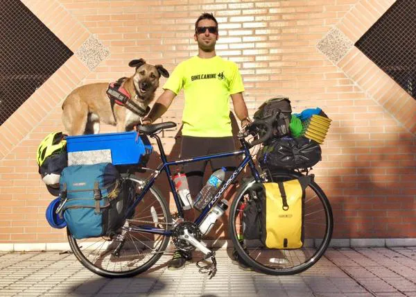 Nueva aventura para Pablo y Hippy, Bikecanine en movimiento, de Gijón rumbo a Asia