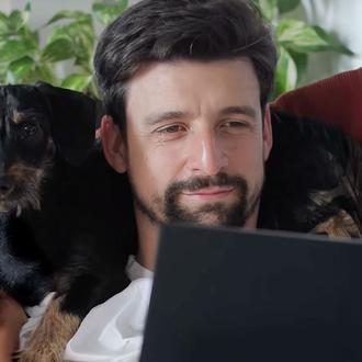 La (genial) oda al perro artista del humorista Andy Olivera