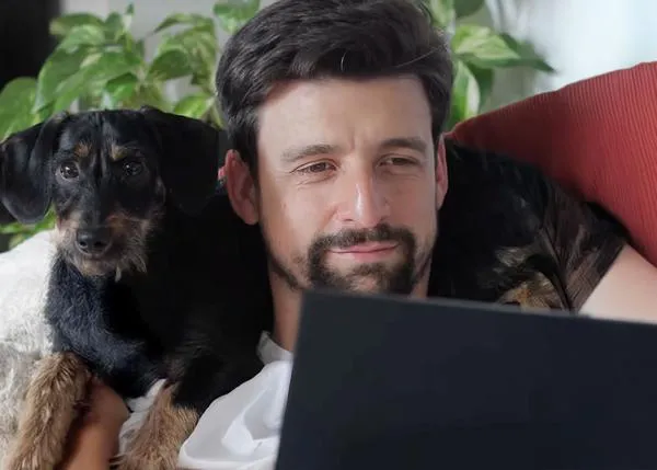 La (genial) oda al perro artista del humorista Andy Olivera