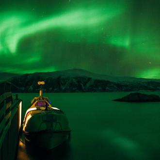 Las aventuras de dos humanos y un perro recorriendo el …