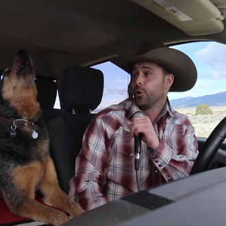 Un hombre y su perra cantan a dúo en America …