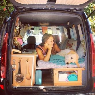 Una chica, una furgo, un perro... ¡las aventuras compartidas se …