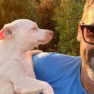 El (feliz) rescate de Dori, la pequeña perra ciega y …