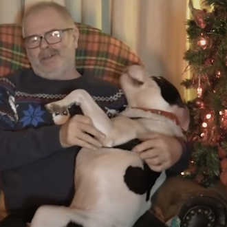 Un hombre mayor y su perro protagonizan el primer viral …