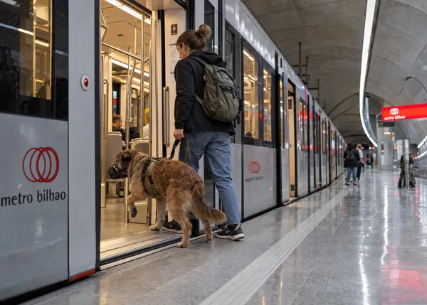 Metro Bilbao permite viajar con perros de cualquier tamaño fuera de las horas punta (pero dejan fuera a los PPP)