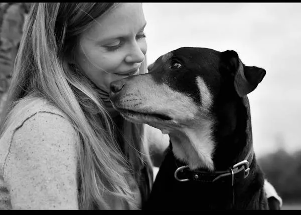 La vampira que ama a los animales: Kristin Bauer van Straten y su perro Asher para NKLA
