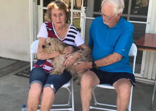Una anciana con Alzheimer por fin logra su sueño: tener un perro al que querer