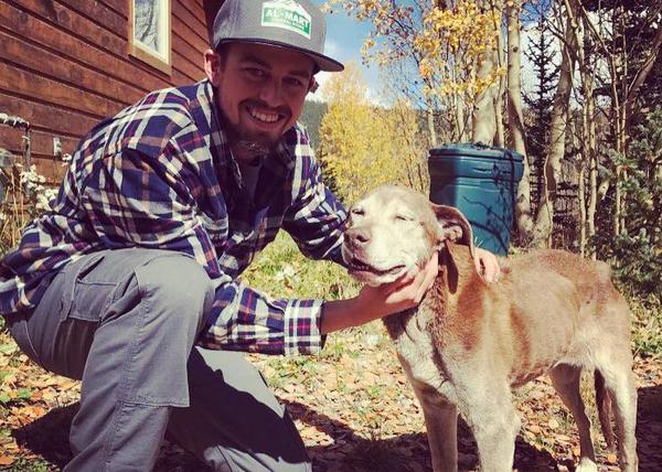 Una pareja rescata a una perra viejita que llevaba ¡seis semanas perdida en la montaña!