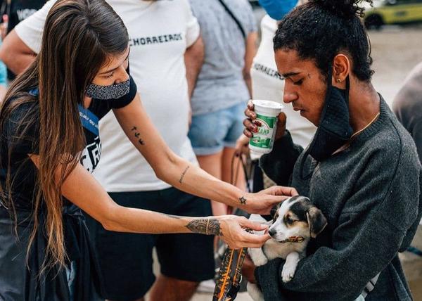 Personas sin hogar y sus perros: una serie fotográfica que ha inspirado un gran proyecto solidario en Brasil