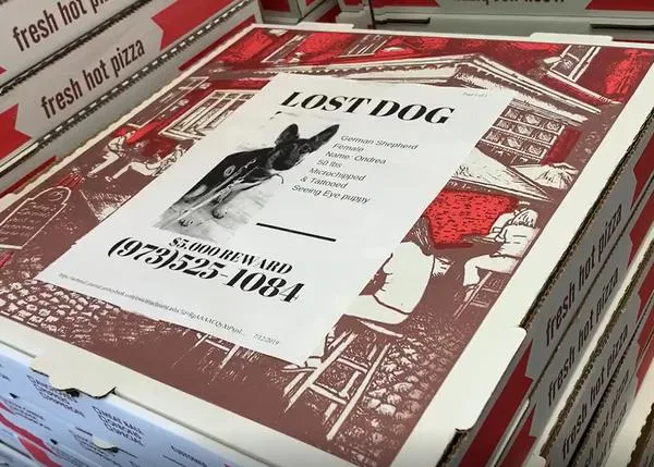 Una pizzería ayuda a su comunidad incluyendo carteles de perros perdidos en todas sus cajas de pizza