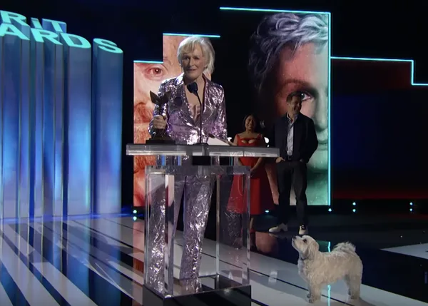 El momentazo perruno de Glenn Close y su can, Pip, en los Independent Spirit Awards