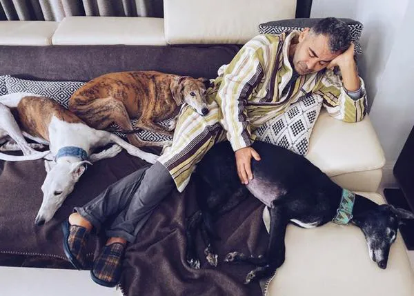 Jorge Javier Vázquez y sus galgos, junto con muchas otras personas, piden que la ley proteja a todos los perros por igual