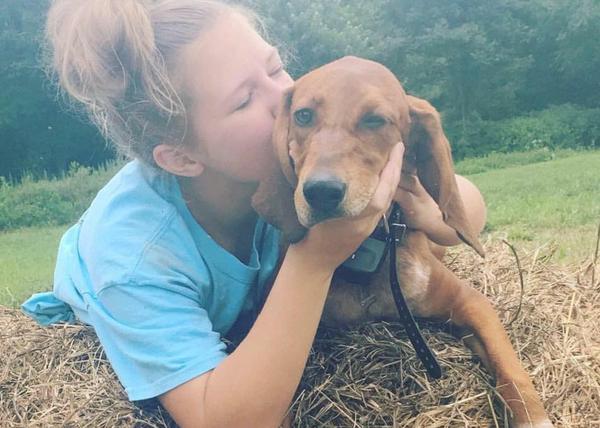 La niña de 12 años que murió atropellada al intentar salvar a su perra, enterrada junto al can 