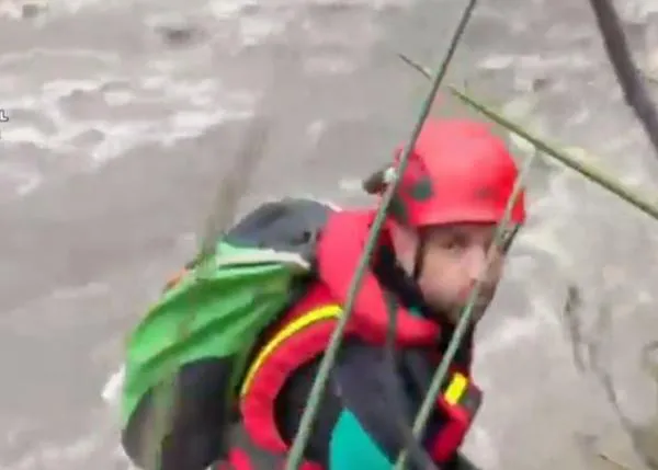 Buscan desde ayer a una mujer que cayó al río en Sayalonga, Málaga, al intentar salvar a su perro