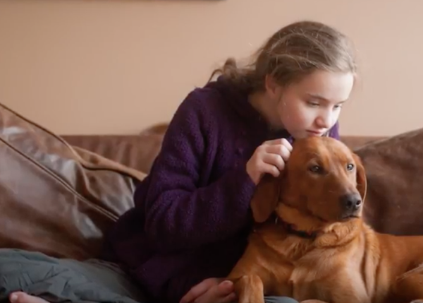 Una niña con autismo y el perro que es capaz de calmarla y acompañarla en momentos de crisis 