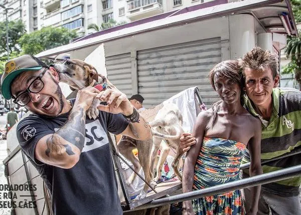 Una familia humana y perruna que vive en la calle y necesita ayuda la encuentra a través de una empresa solidaria
