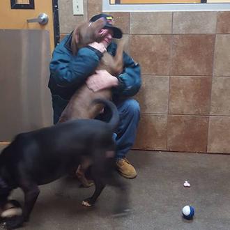 La emocionante felicidad de un hombre al reunirse con sus …