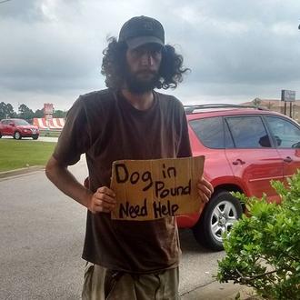 Un hombre que vive en la calle recupera a su …