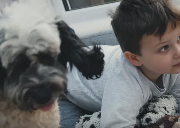 Los amigos perros de dos niños que necesitan un apoyo extra: preciosas historias que además serán caninamente solidarias