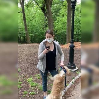 El brutal y racista encontronazo de una mujer que paseaba …