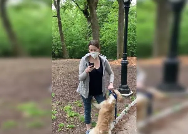 El brutal y racista encontronazo de una mujer que paseaba a su perro sin correa termina con el can de vuelta en la protectora
