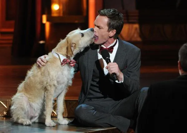 El momento perruno de Neil Patrick Harris en los Tony 2013