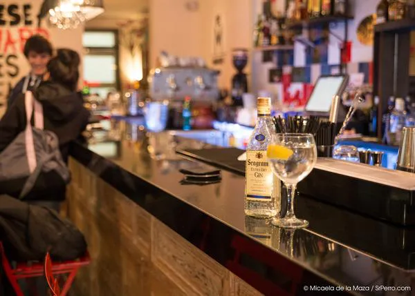 Paseos navideños en el Barrio de las letras: una ruta perruna con estilo & Seagram