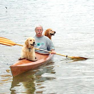 Customiza su Kayak para poder llevarse a sus dos perros …