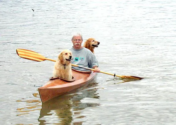 Customiza su Kayak para poder llevarse a sus dos perros a correr aventuras