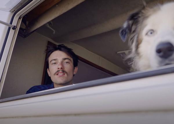Tides: un cortometraje sobre salud mental y sobre cómo los perros nos ayudan a sanar