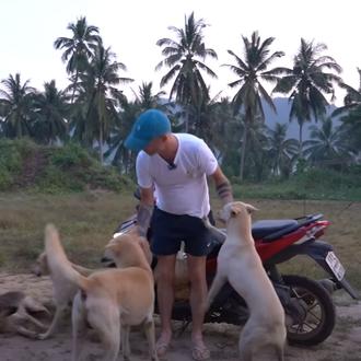 Un hombre, una moto y muchas ganas de echar una …