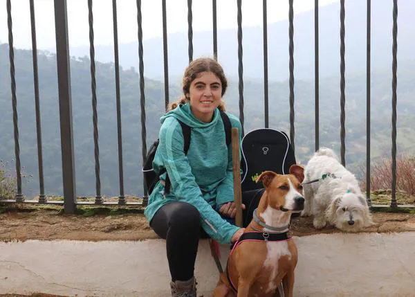 De Coripe a Olvera para ayudar a niños y ancianos en Etiopía: el reto de Ana y Kira, su perra adoptada