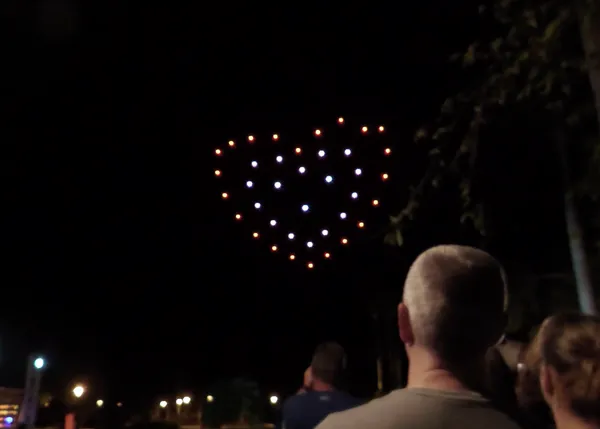 En vez de fuegos artificiales, en Brunete han disfrutado de un espectáculo de luces con drones