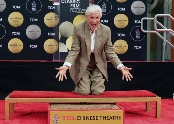 Glenn Close y su perrete, Pip, juntos para siempre en el Teatro Chino de Hollywood