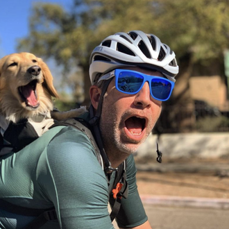 Un ciclista profesional entrena con un perro salchicha (y derrite …