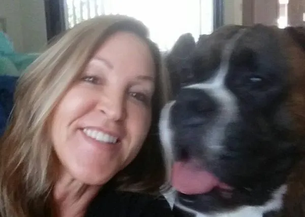 Una mujer denuncia que su perro murió al viajar con Qantas porque lo dejaron en la pista a pleno sol