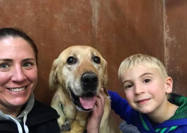 Un zampable voluntario de seis años: un niño graba vídeos para conseguir que se adopte a sus amigos perros