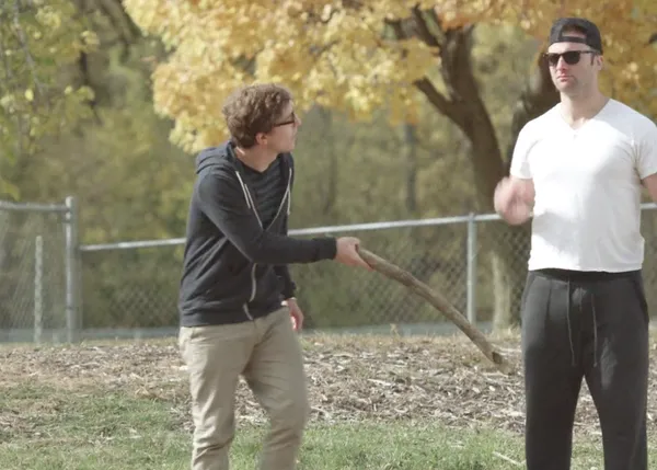 Humanos haciendo el perro en el parque: una parodia de lo más lograda
