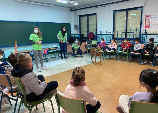 “Huellas en el Aula”, los perros de Perruneando entran en el colegio para fomentar la tenencia responsable